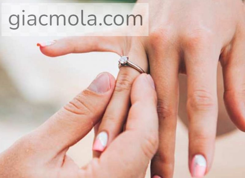 Vì sao ngón áp út được chọn để đeo nhẫn cưới?